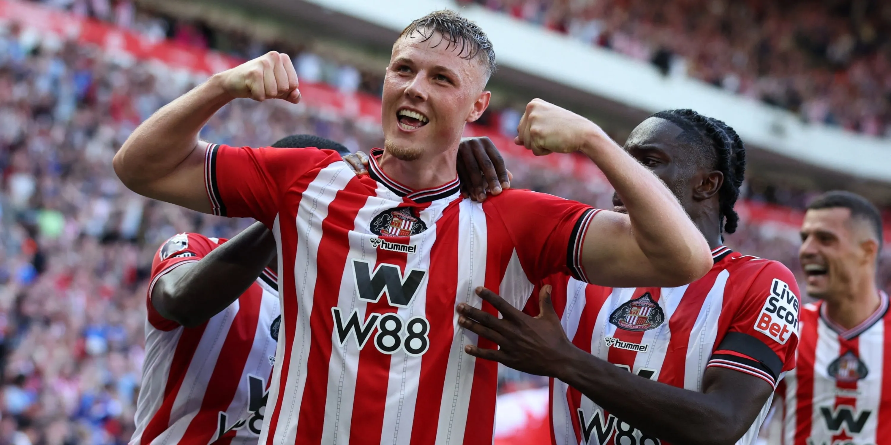 Daniel Ballard của Sunderland ăn mừng bàn thắng vào lưới West Ham United tại Ngoại hạng Anh