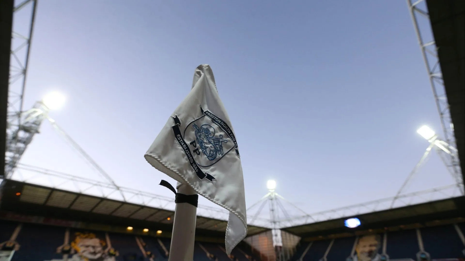 Hình ảnh cầu thủ Preston North End trong áo đấu sân nhà mới với logo nhà tài trợ Spud Bros