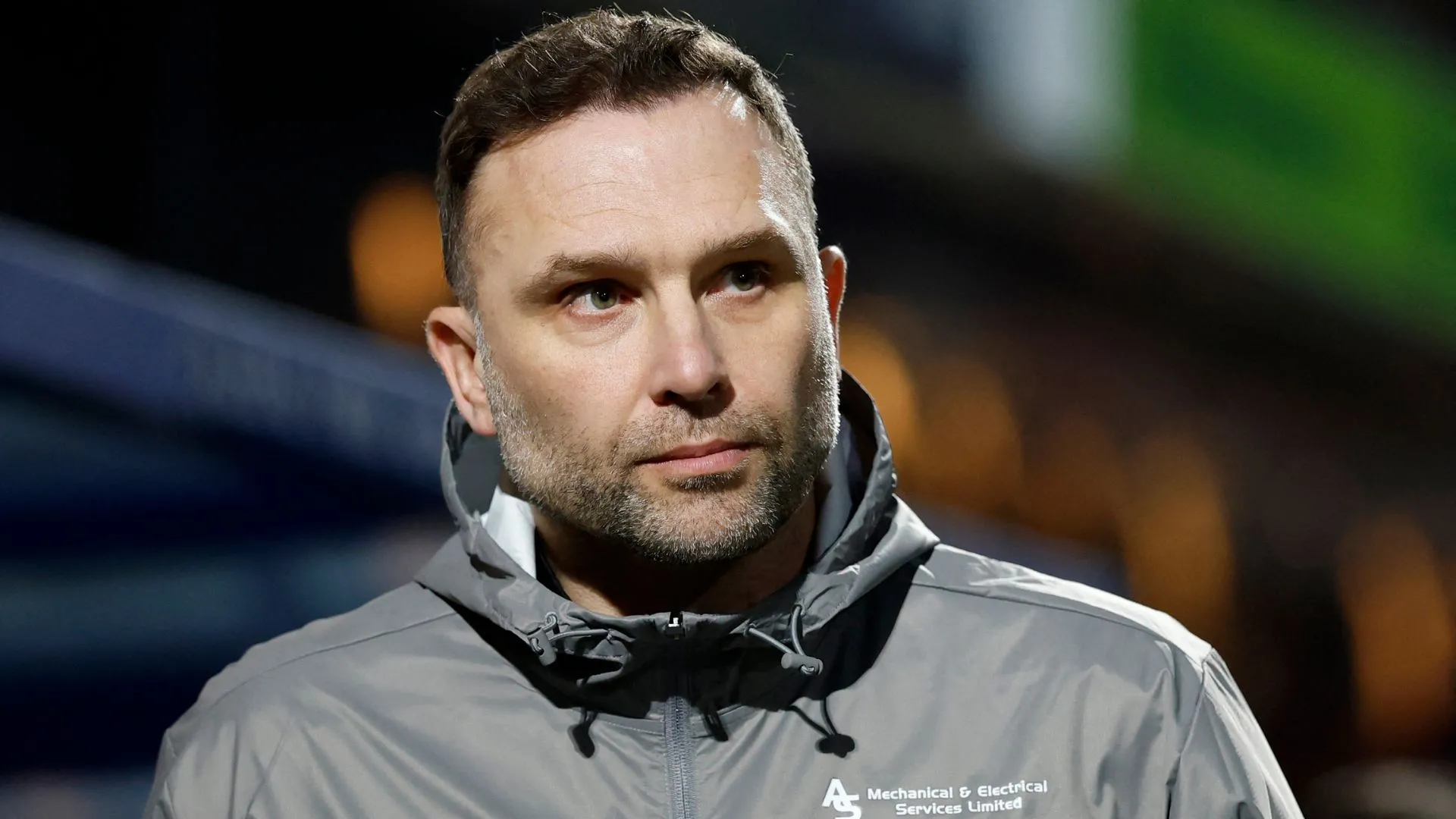 Huấn luyện viên John Eustace của Derby County trên sân với áo đấu đội bóng