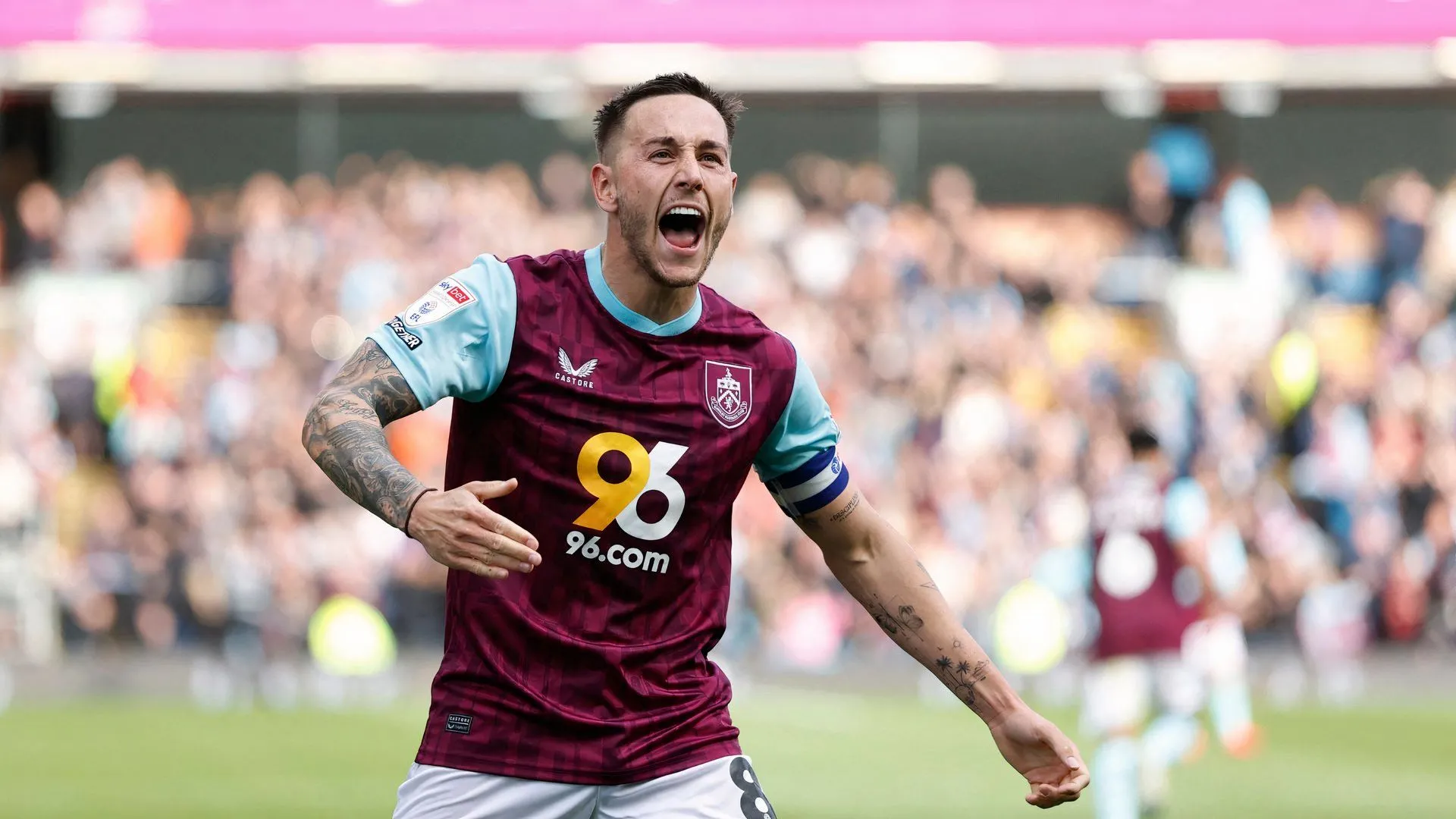 Josh Brownhill ăn mừng bàn thắng trong màu áo Burnley, khẳng định giá trị bản thân