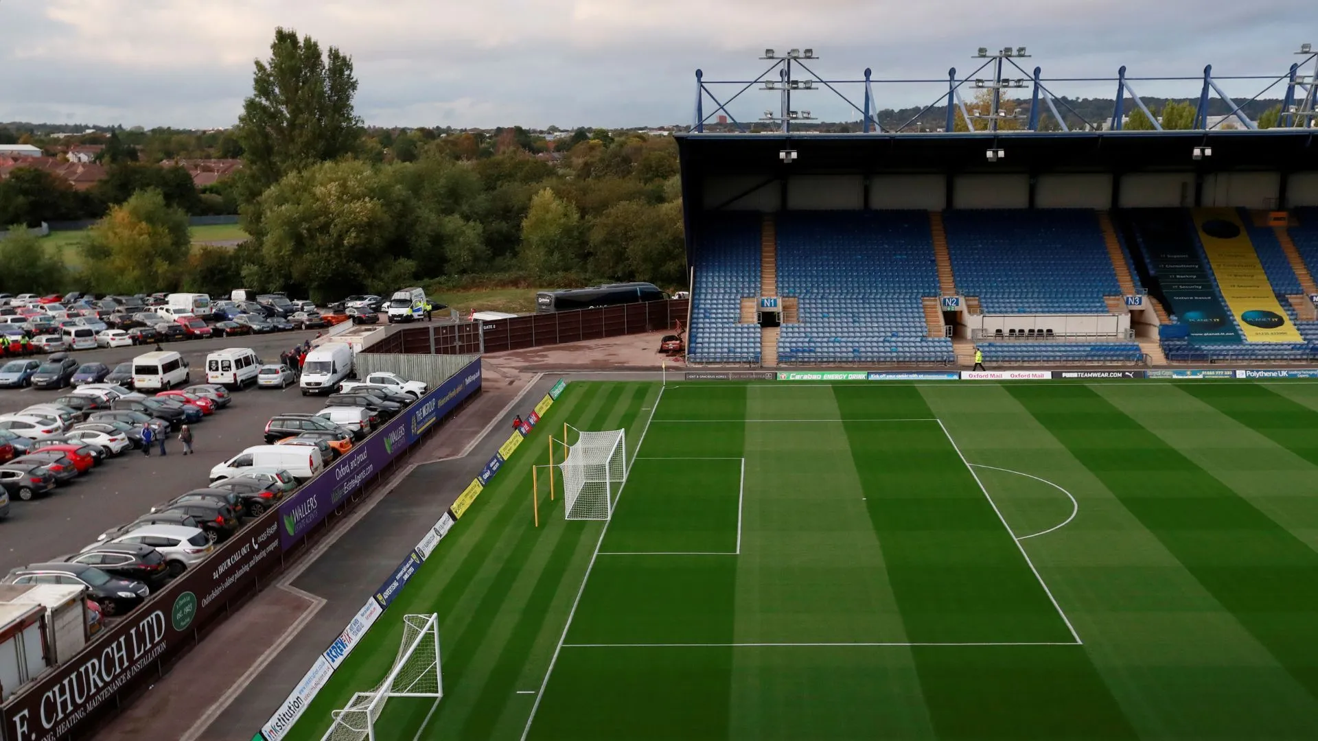 Khung cảnh sân vận động Kassam của Oxford United, với hình ảnh áo đấu mới