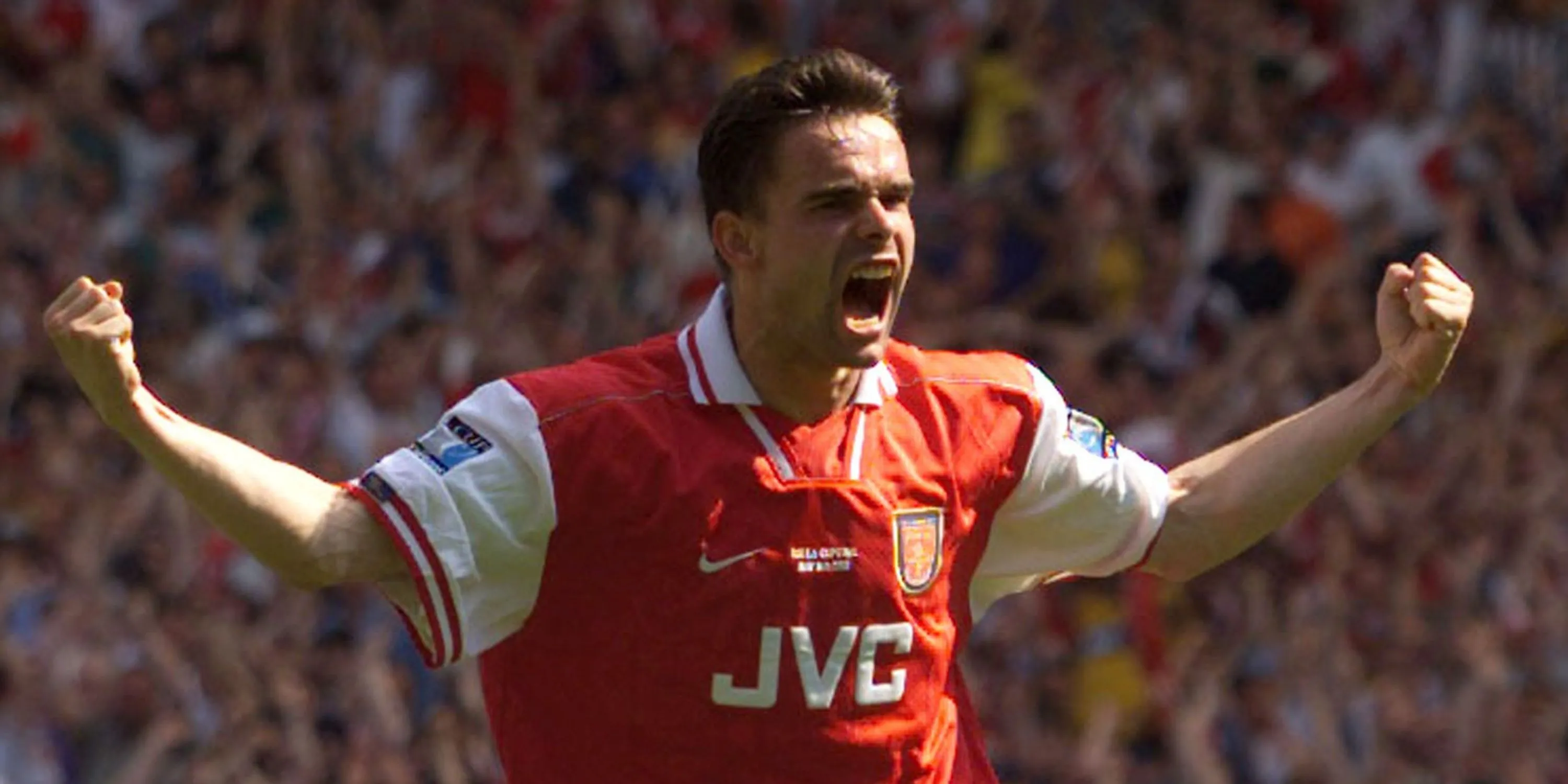 Marc Overmars ăn mừng cùng đồng đội tại Arsenal