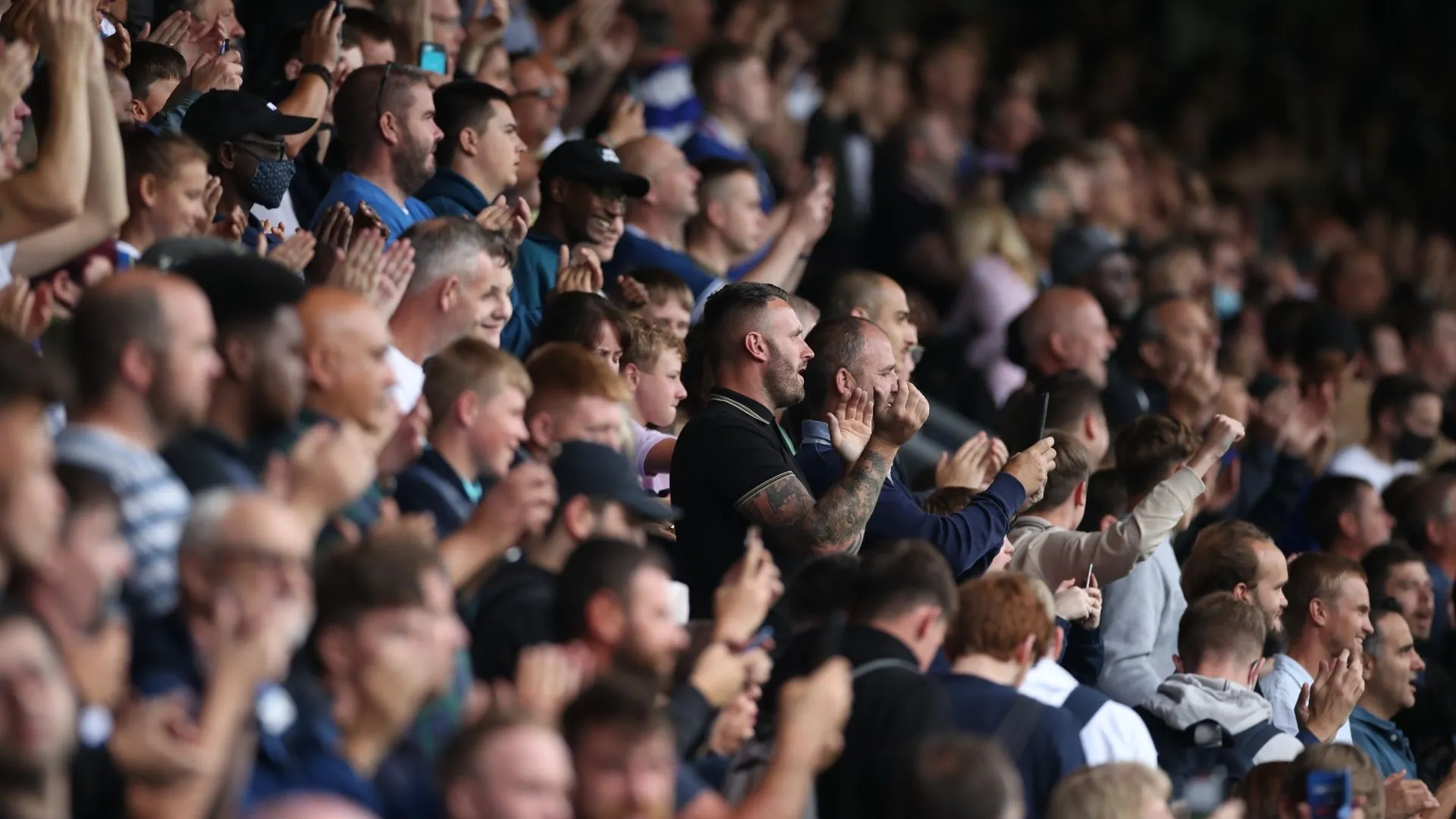 Người hâm mộ Queens Park Rangers cổ vũ trên khán đài, hy vọng vào những gương mặt mới và tương lai đội bóng.