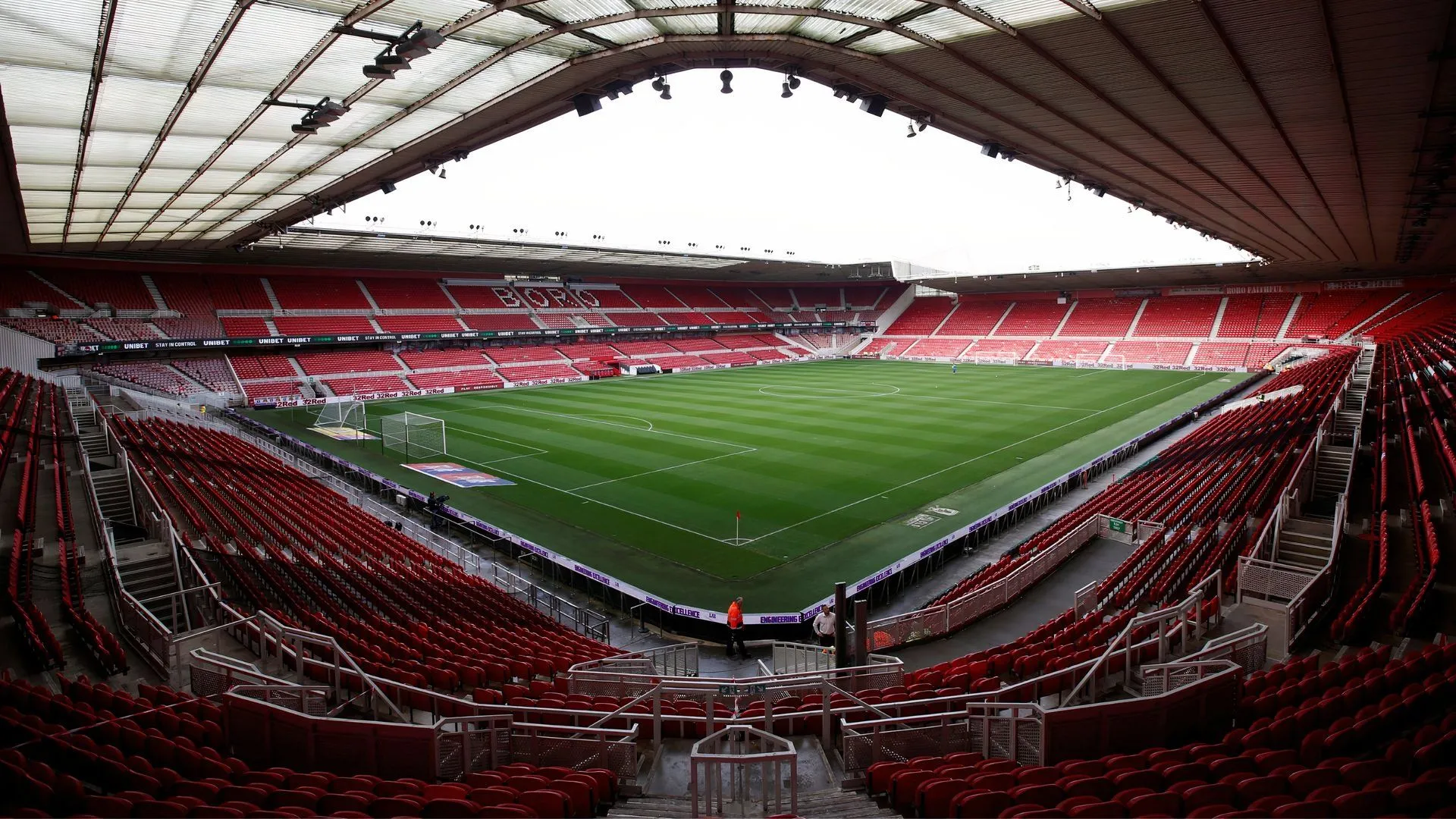 Sân vận động Riverside của Middlesbrough, với hình ảnh áo đấu mới của CLB