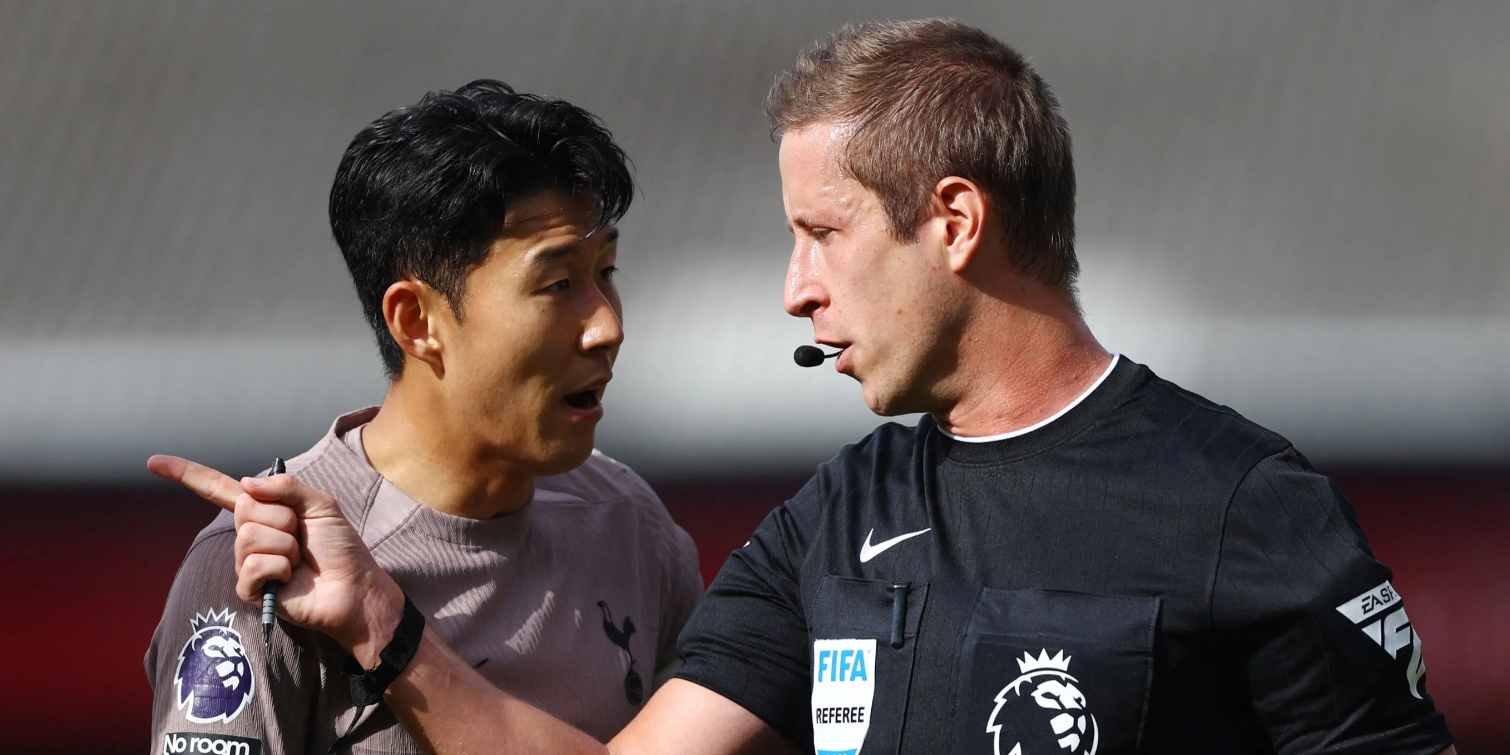 Son Heung-min của Tottenham phản ứng với trọng tài John Brooks trong trận đấu.