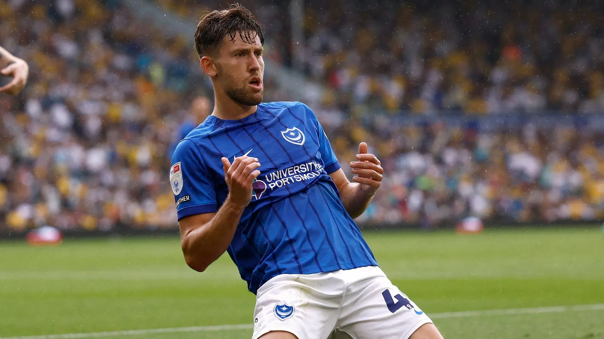 Tiền đạo Callum Lang của Portsmouth thi đấu trên sân Fratton Park