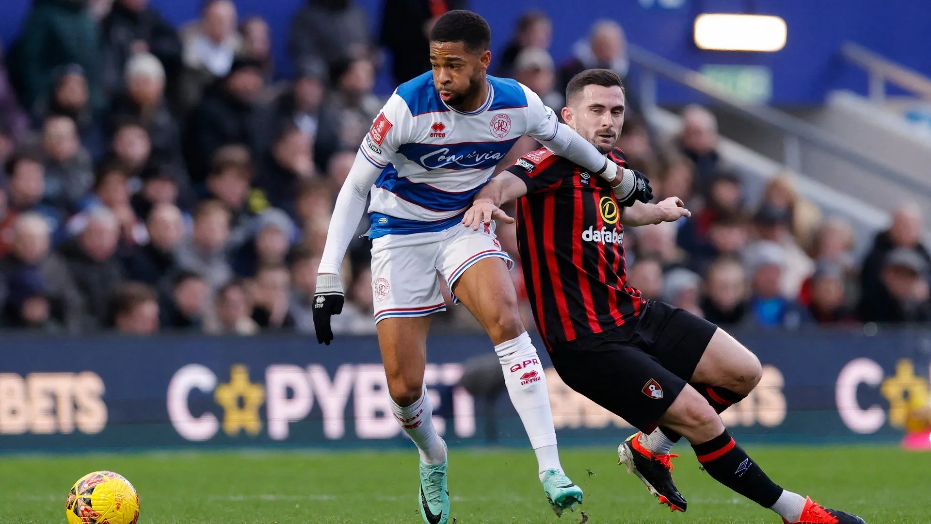 Tiền vệ Elijah Dixon-Bonner trong trang phục tập luyện của QPR, tìm kiếm cơ hội hồi sinh sự nghiệp.