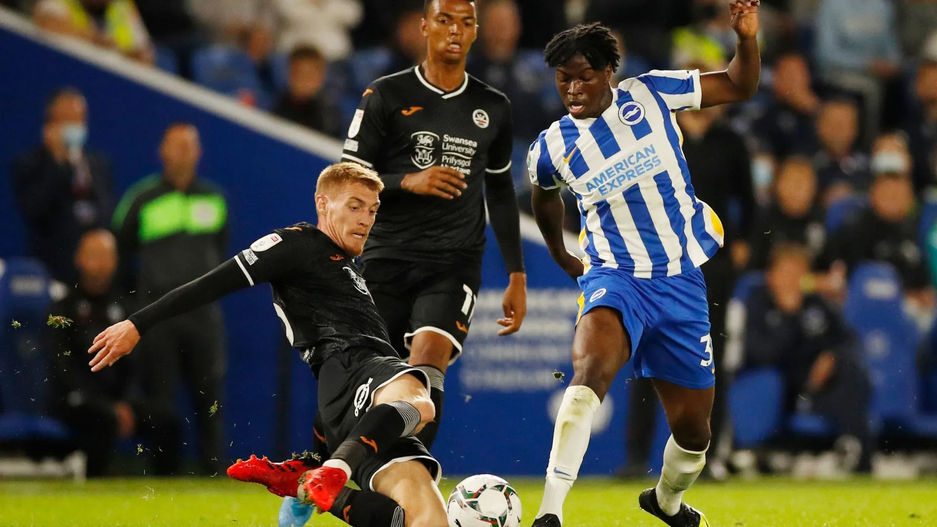 Tiền vệ tấn công Taylor Richards trong màu áo Brighton trước khi chuyển đến QPR, đối mặt với tương lai bất định.