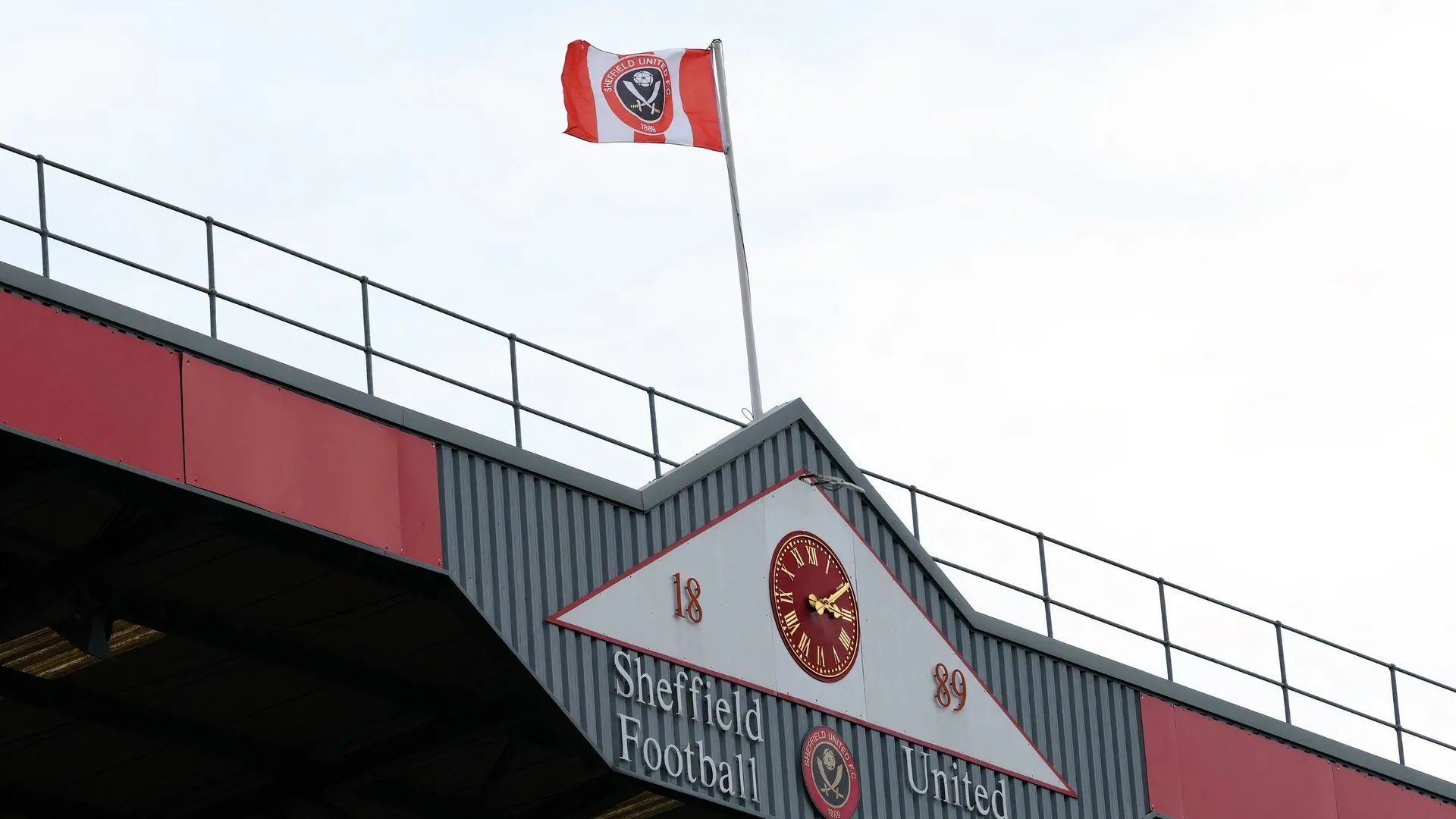 Toàn cảnh sân vận động Bramall Lane vào năm 2025, với hình ảnh logo Sheffield United