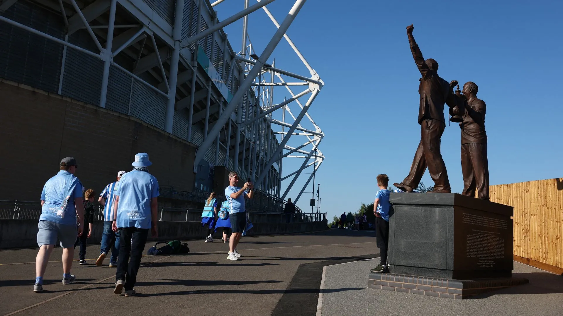 Toàn cảnh sân vận động CBS Arena và màu áo đấu mới của Coventry City