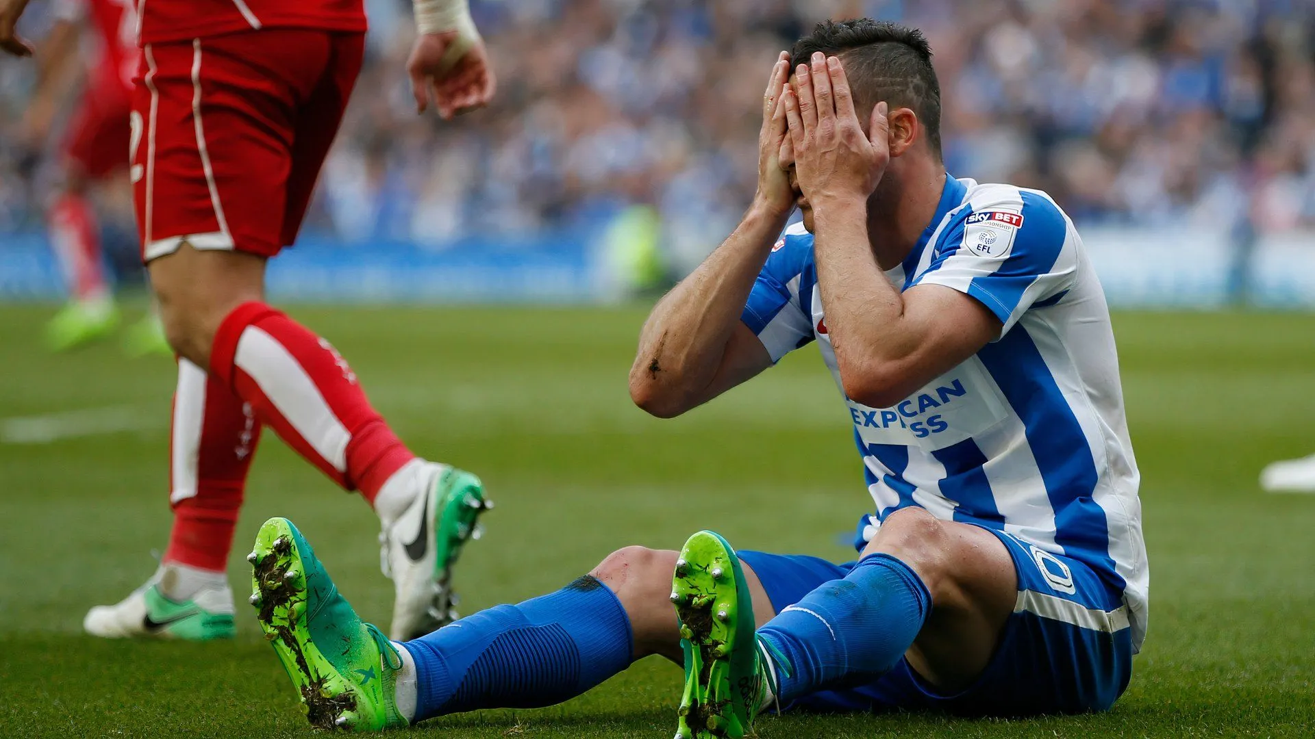 Tomer Hemed thi đấu cho Charlton Athletic, giai đoạn đáng quên trong sự nghiệp cầu thủ sau khi chuyển đến The Valley.