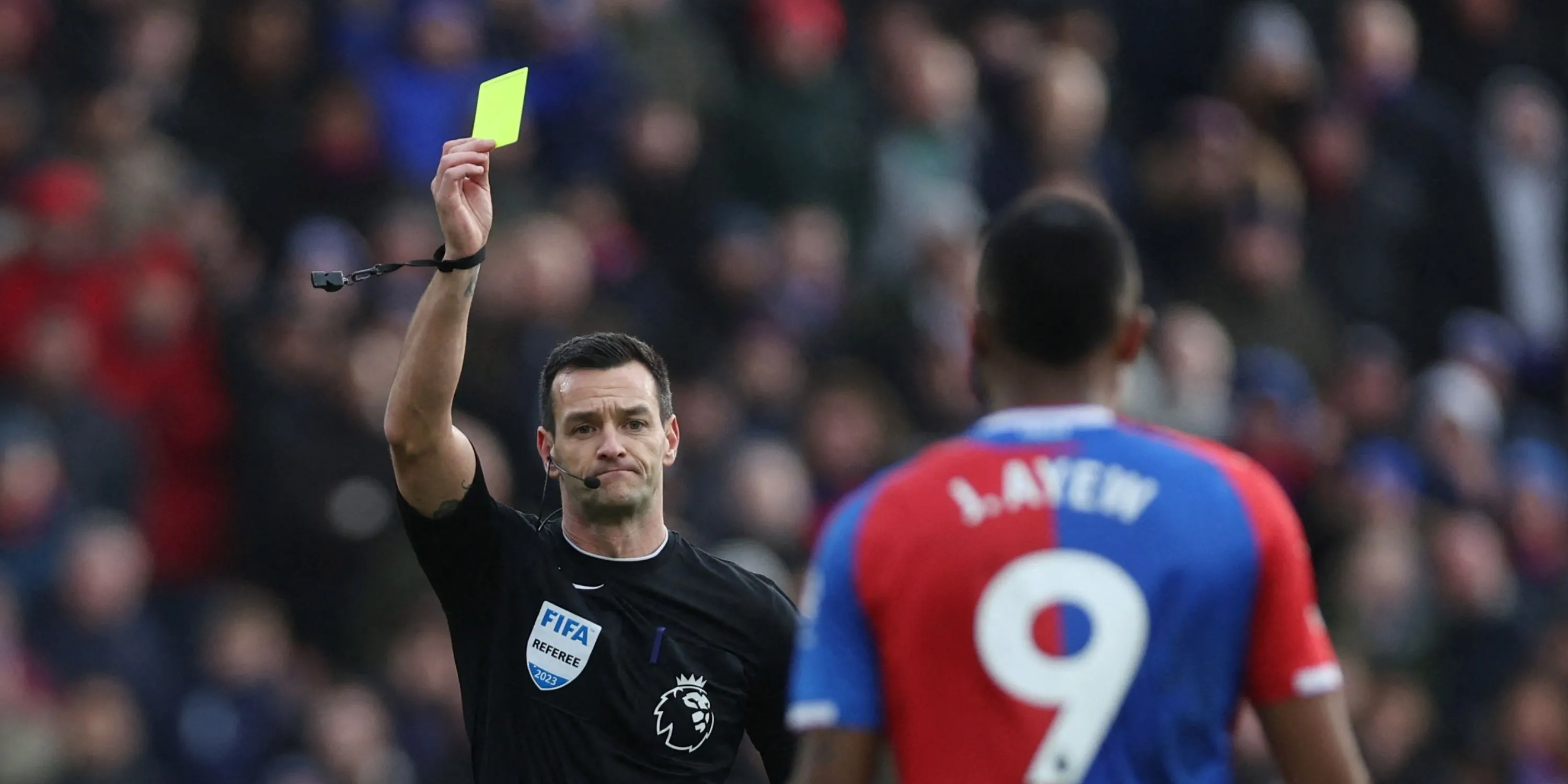 Trọng tài Andrew Madley trong một trận đấu tại Premier League.