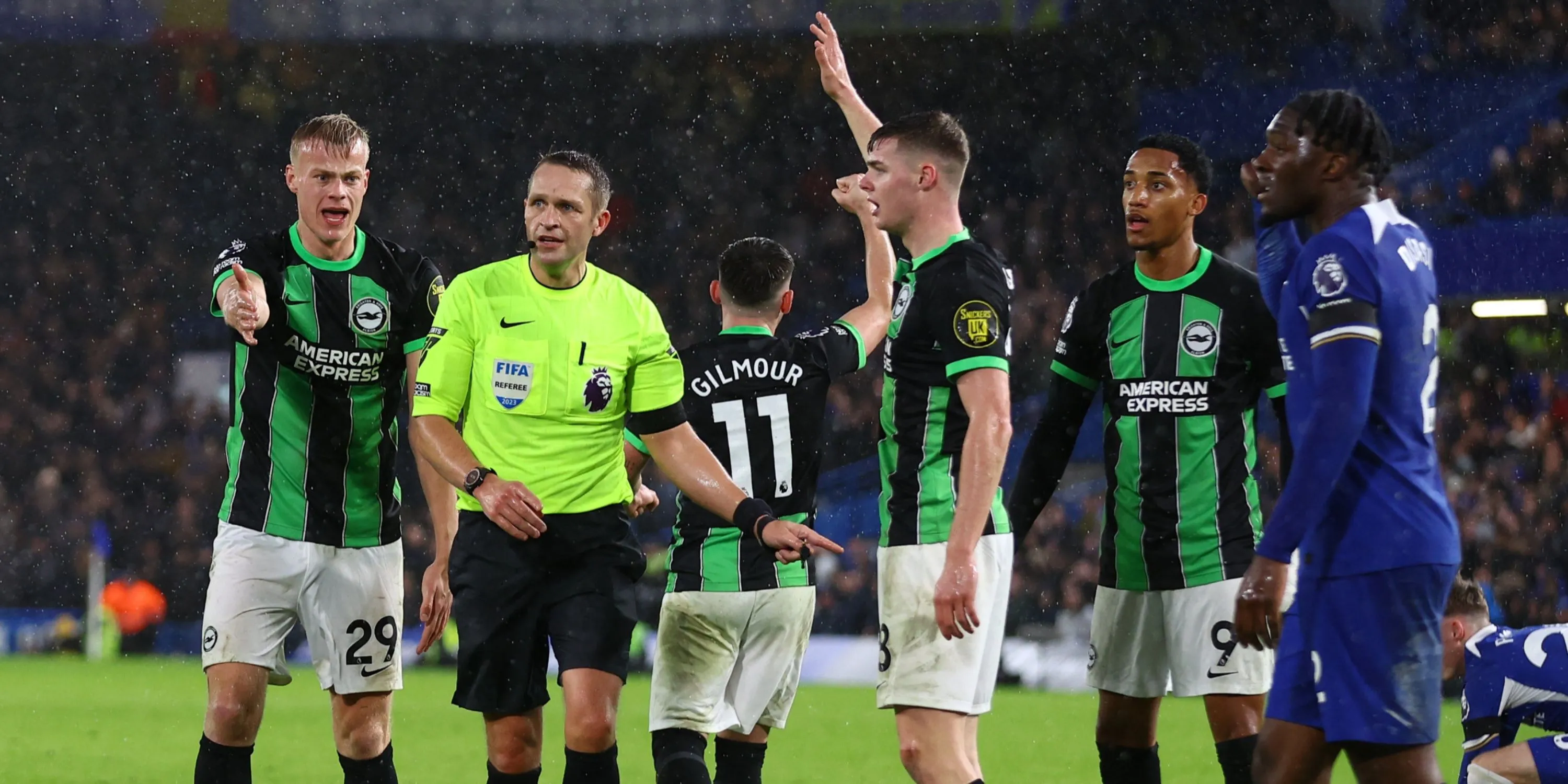 Trọng tài Craig Pawson đưa ra quyết định sau khi tham khảo VAR trong trận đấu Chelsea gặp Brighton.
