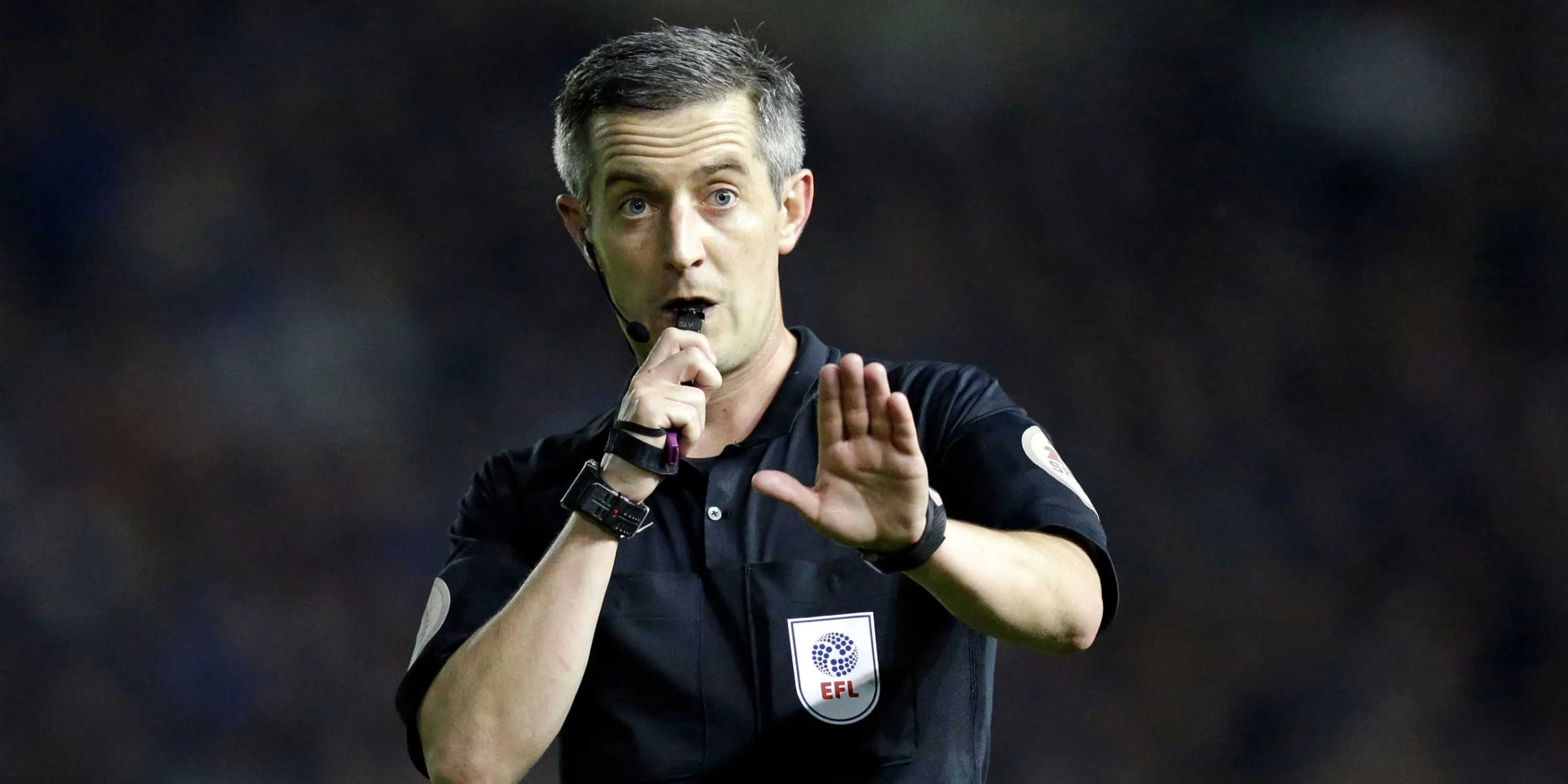 Trọng tài Darren Bond điều hành một trận đấu tại Premier League.