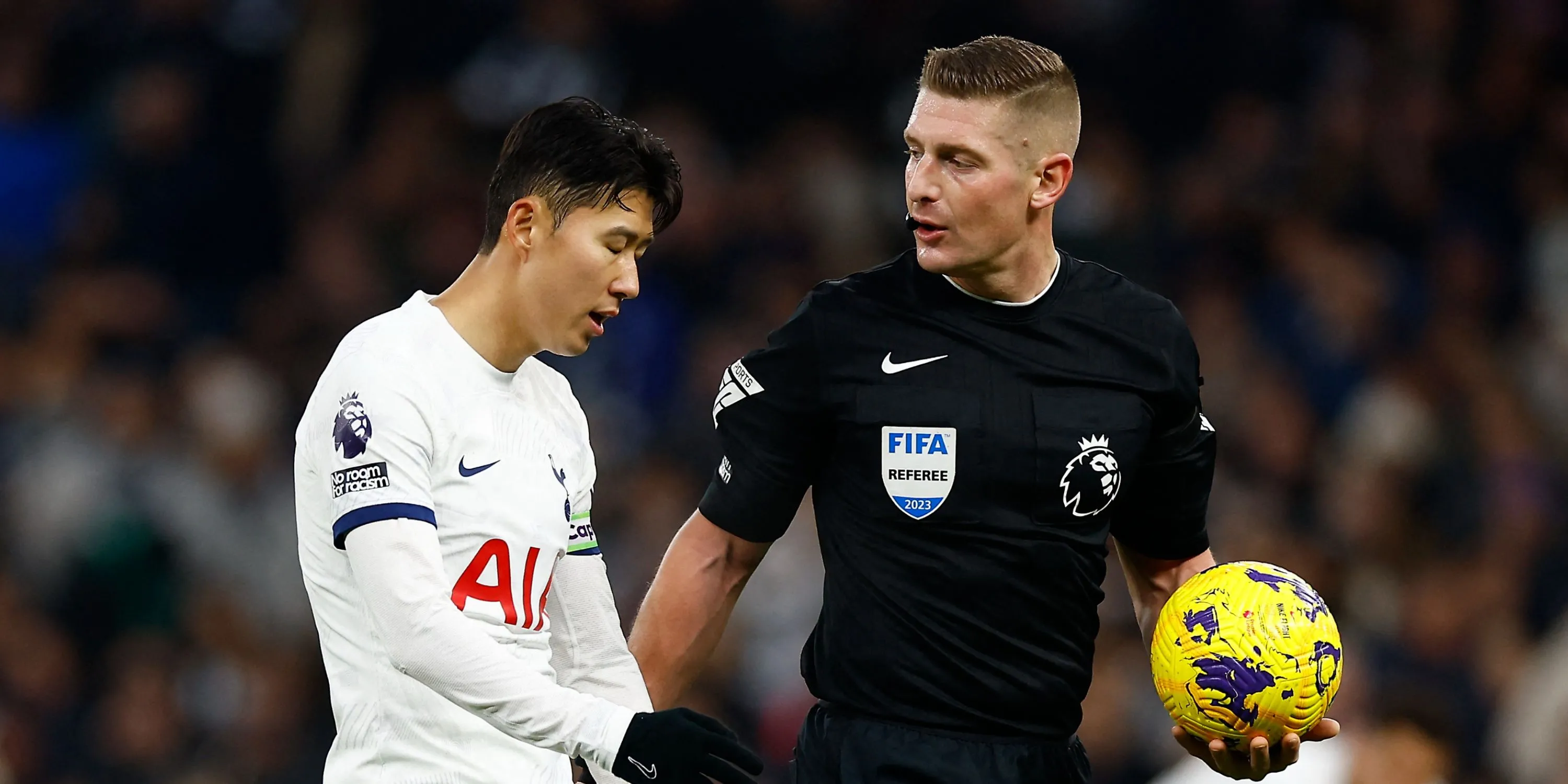 Trọng tài Rob Jones điều khiển trận đấu với chiếc còi trên tay.