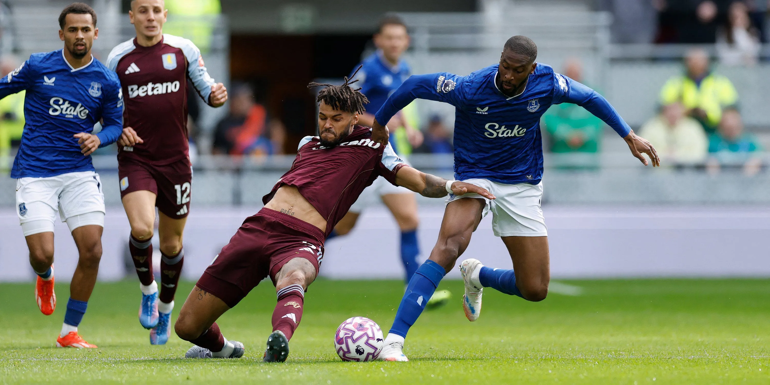 Beto trong màu áo Everton thi đấu tại Ngoại hạng Anh