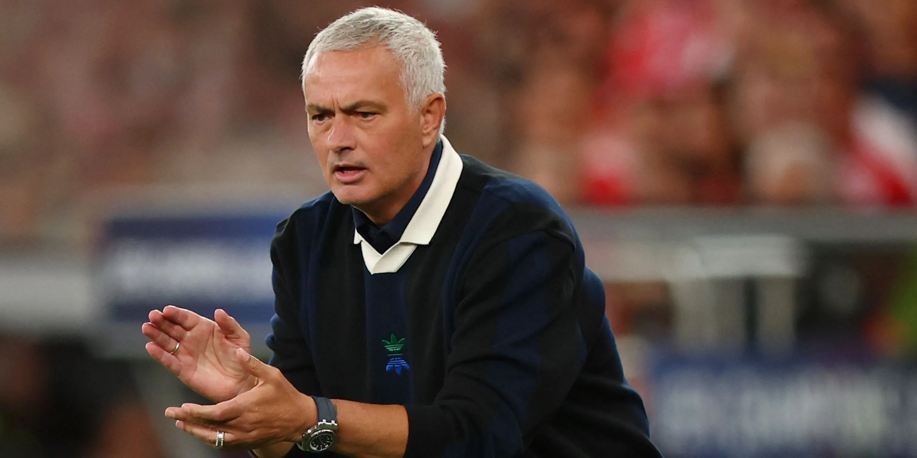 HLV Jose Mourinho của Fenerbahce thể hiện cảm xúc trên sân, trong bối cảnh tương lai HLV West Ham đang nóng lên.
