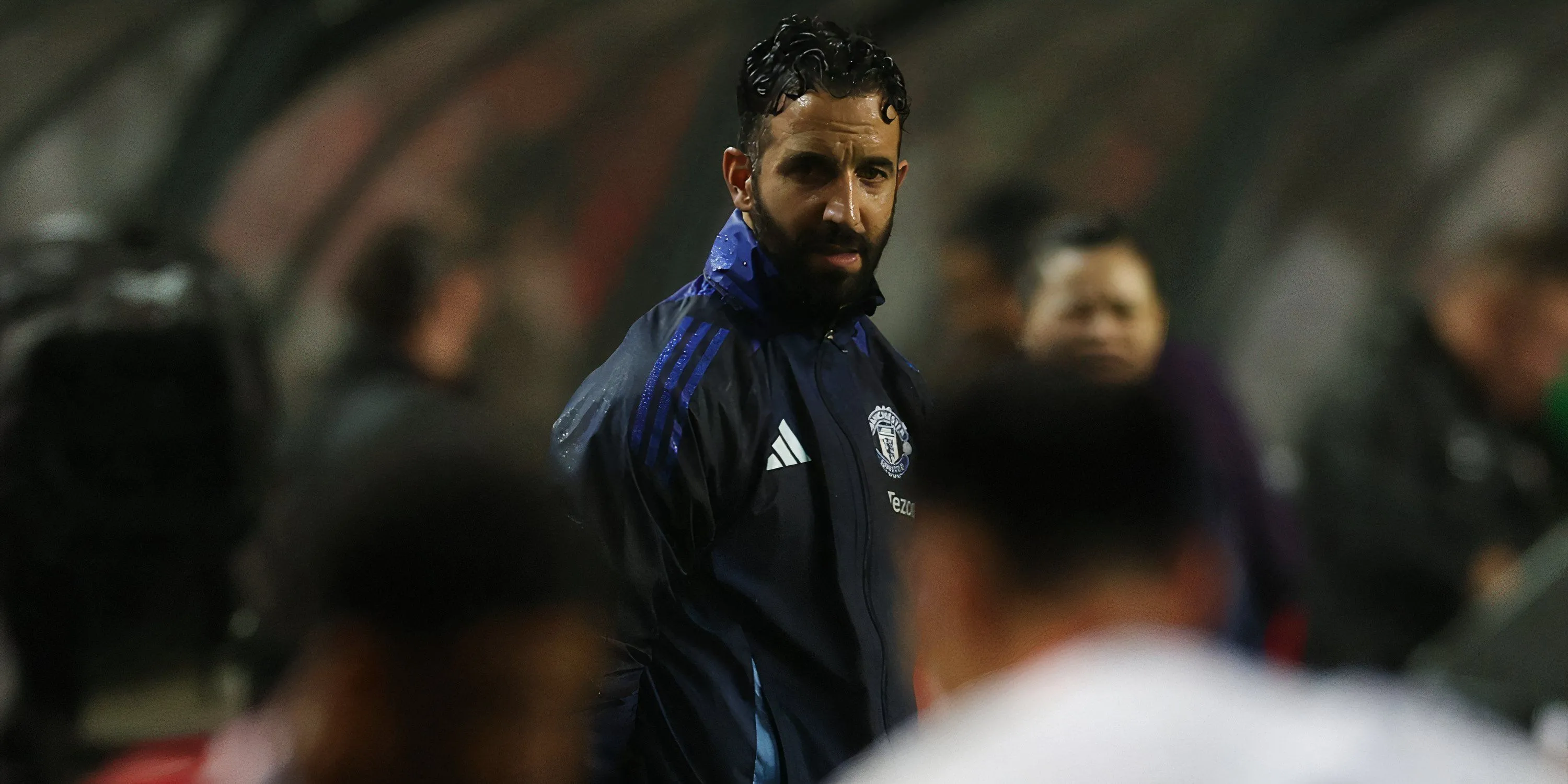 HLV Ruben Amorim trầm tư trên băng ghế chỉ đạo của Manchester United trong bối cảnh phong độ kém cỏi.