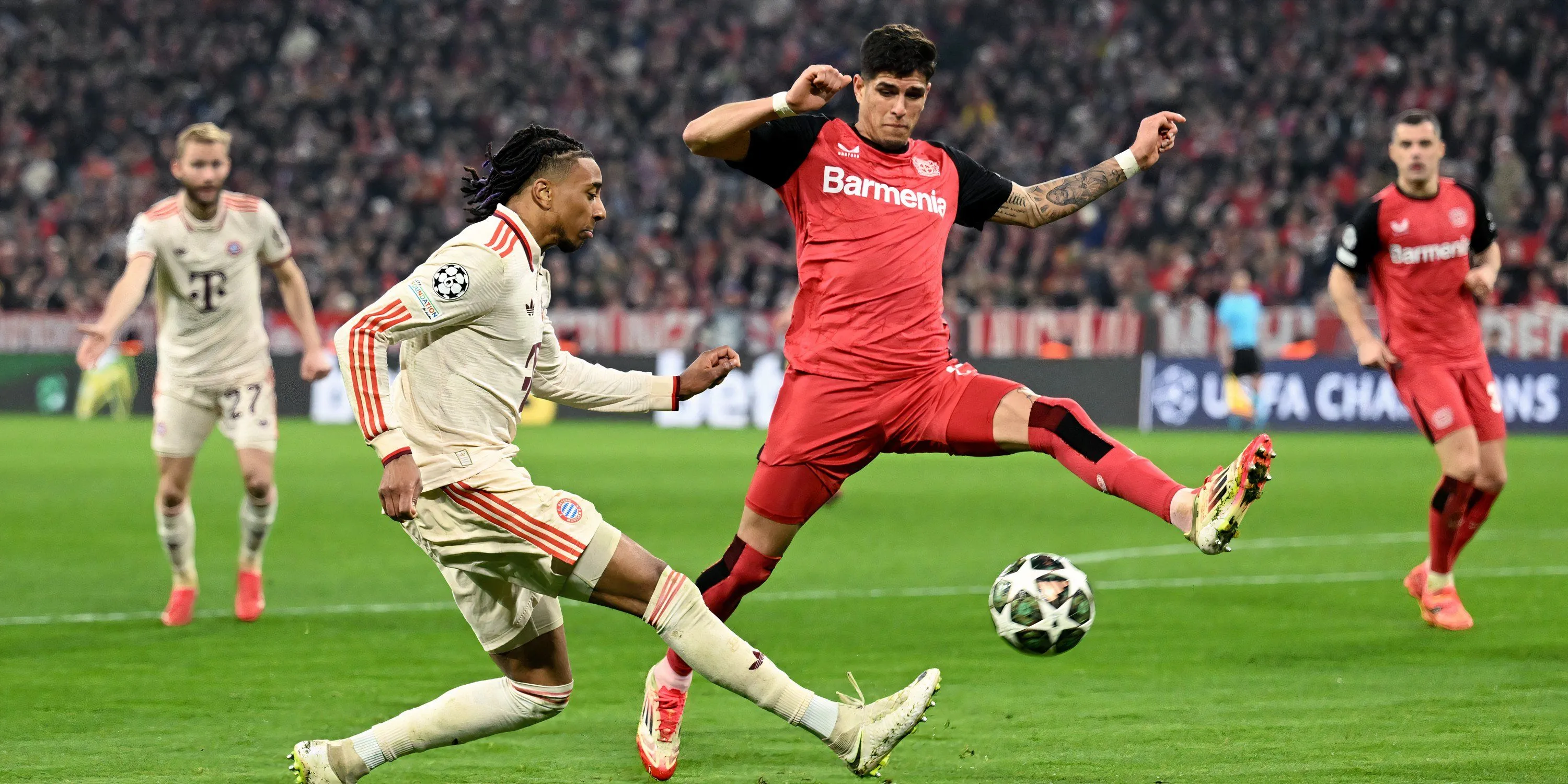 Piero Hincapié (áo đỏ đen) thi đấu cho Bayer Leverkusen, thể hiện khả năng chồng biên