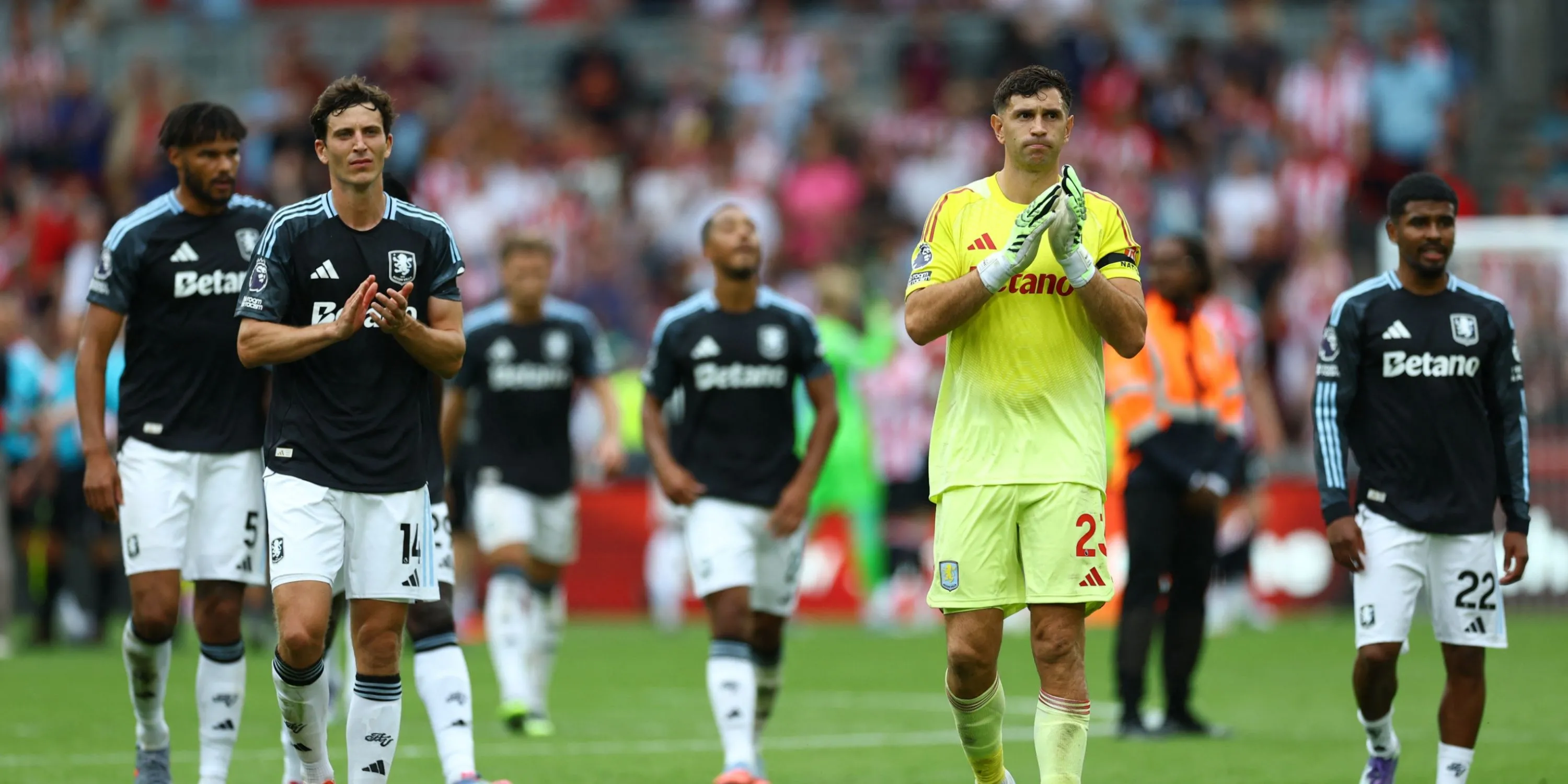 Thủ thành Emiliano Martinez cùng đồng đội Aston Villa