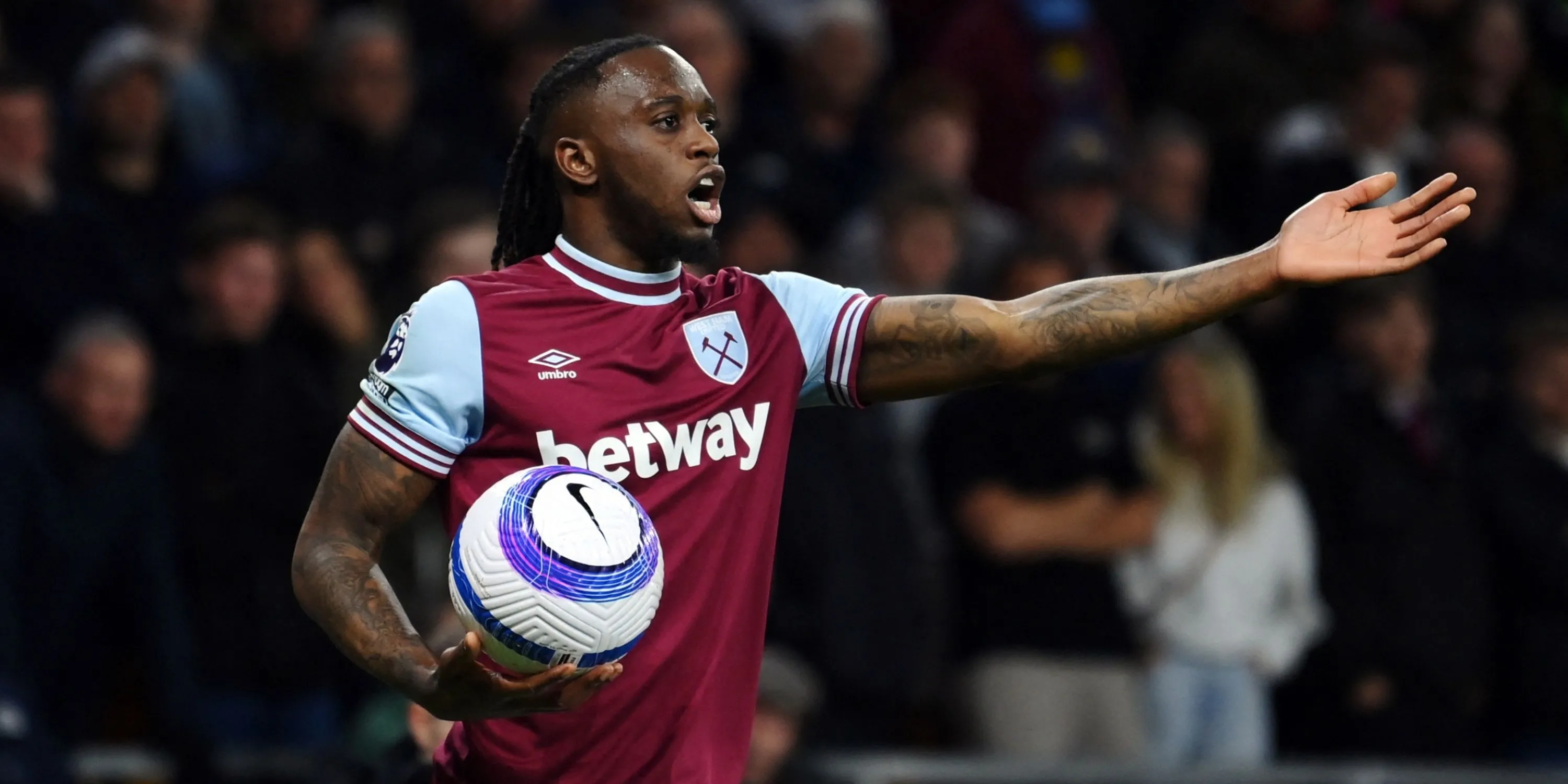 Aarron Wan-Bissaka áp sát trong tình huống phòng ngự biên