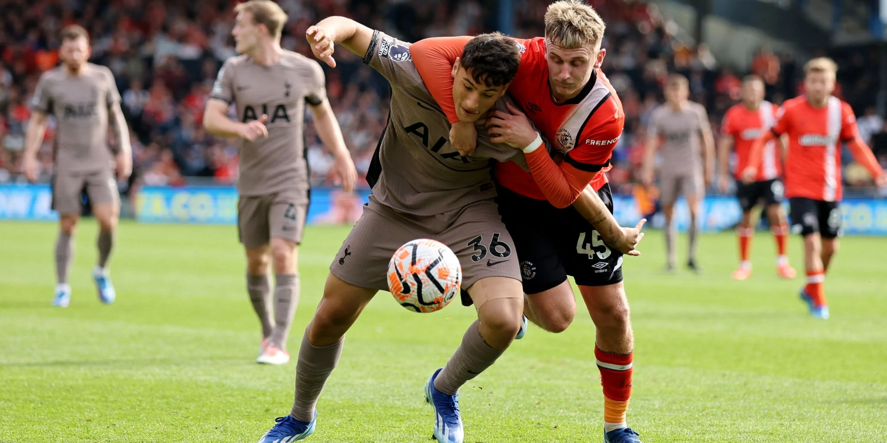 Alejo Veliz trong màu áo Rosario trước khi chuyển sang Tottenham, thương vụ từng được kỳ vọng