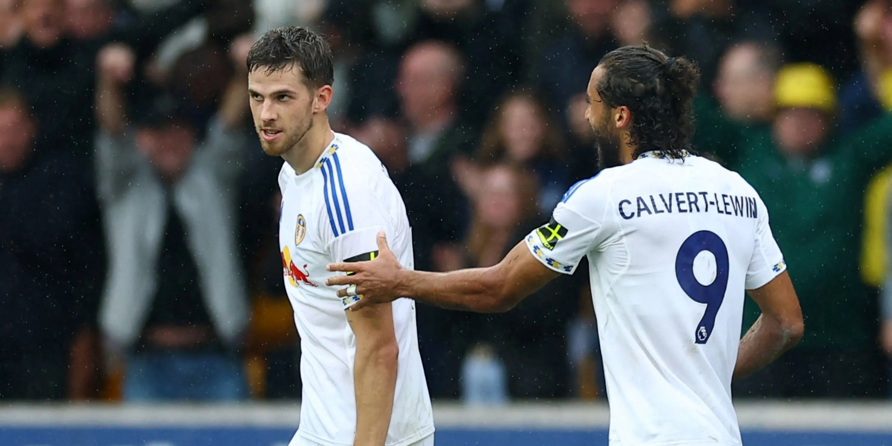 Anton Stach trong màu áo Leeds United thi đấu tại Elland Road — tiền vệ người Đức chơi đóng góp bàn thắng đá phạt và kiến tạo
