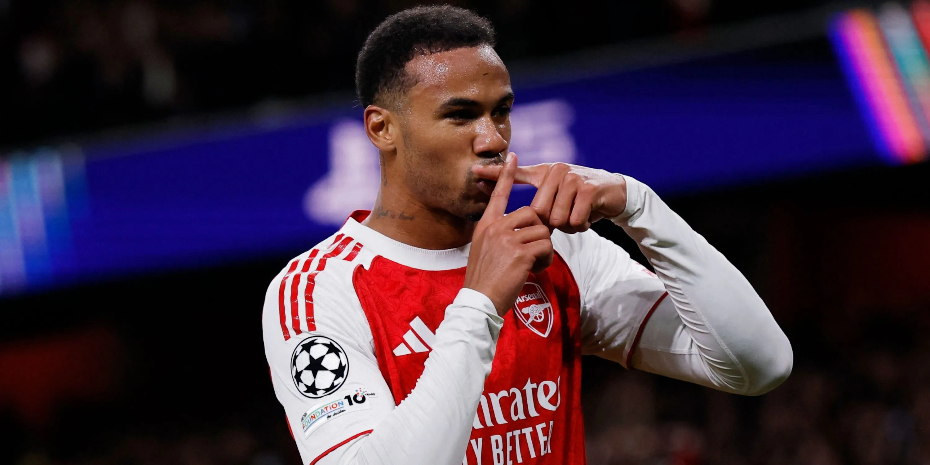 Gabriel cử chỉ ăn mừng bàn thắng cho Arsenal trong trận gặp Atletico Madrid