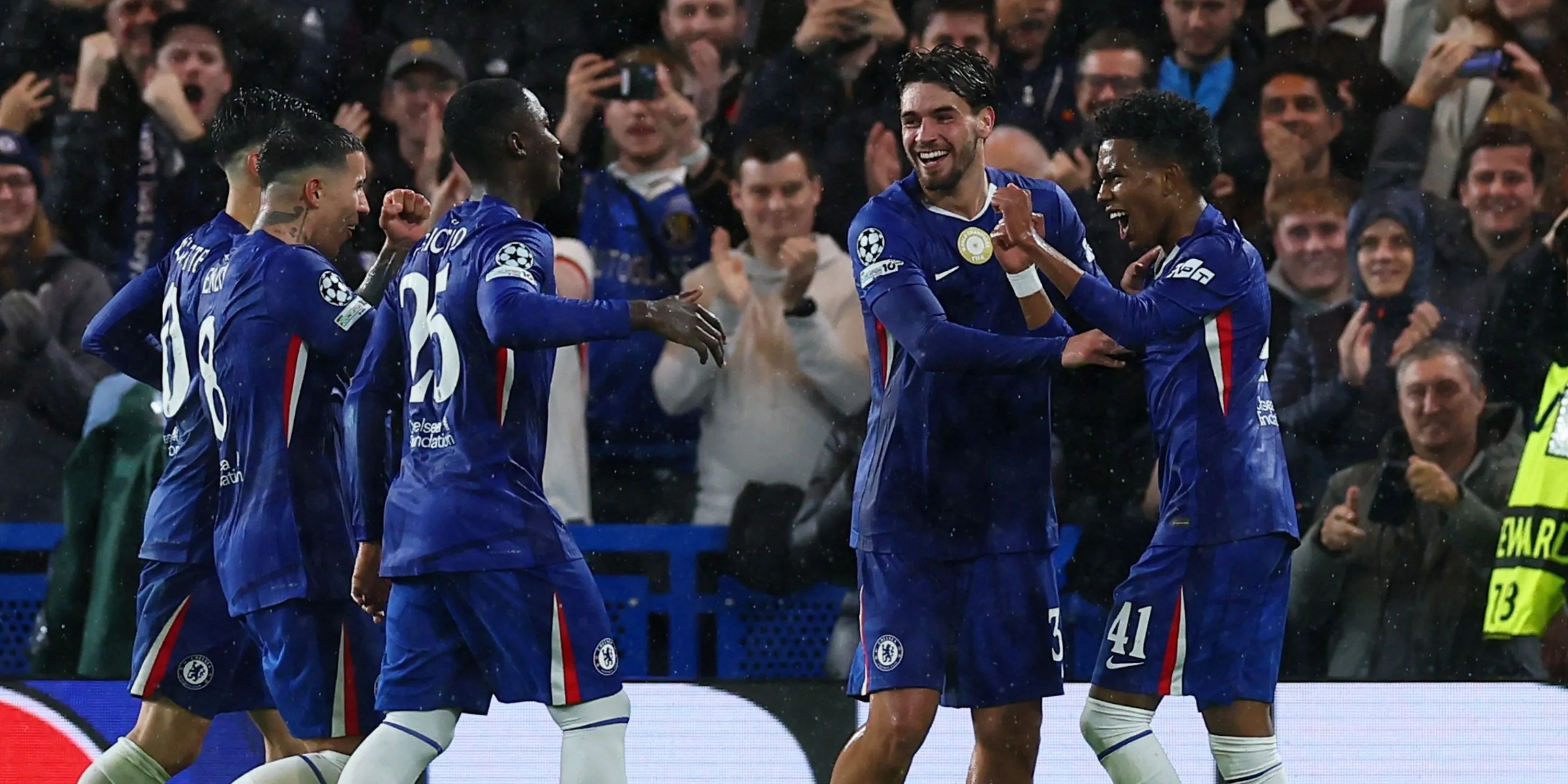 Hệ thống tấn công của Chelsea tỏ ra linh hoạt và biến hóa, tạo nhiều cơ hội trước hàng thủ Ajax