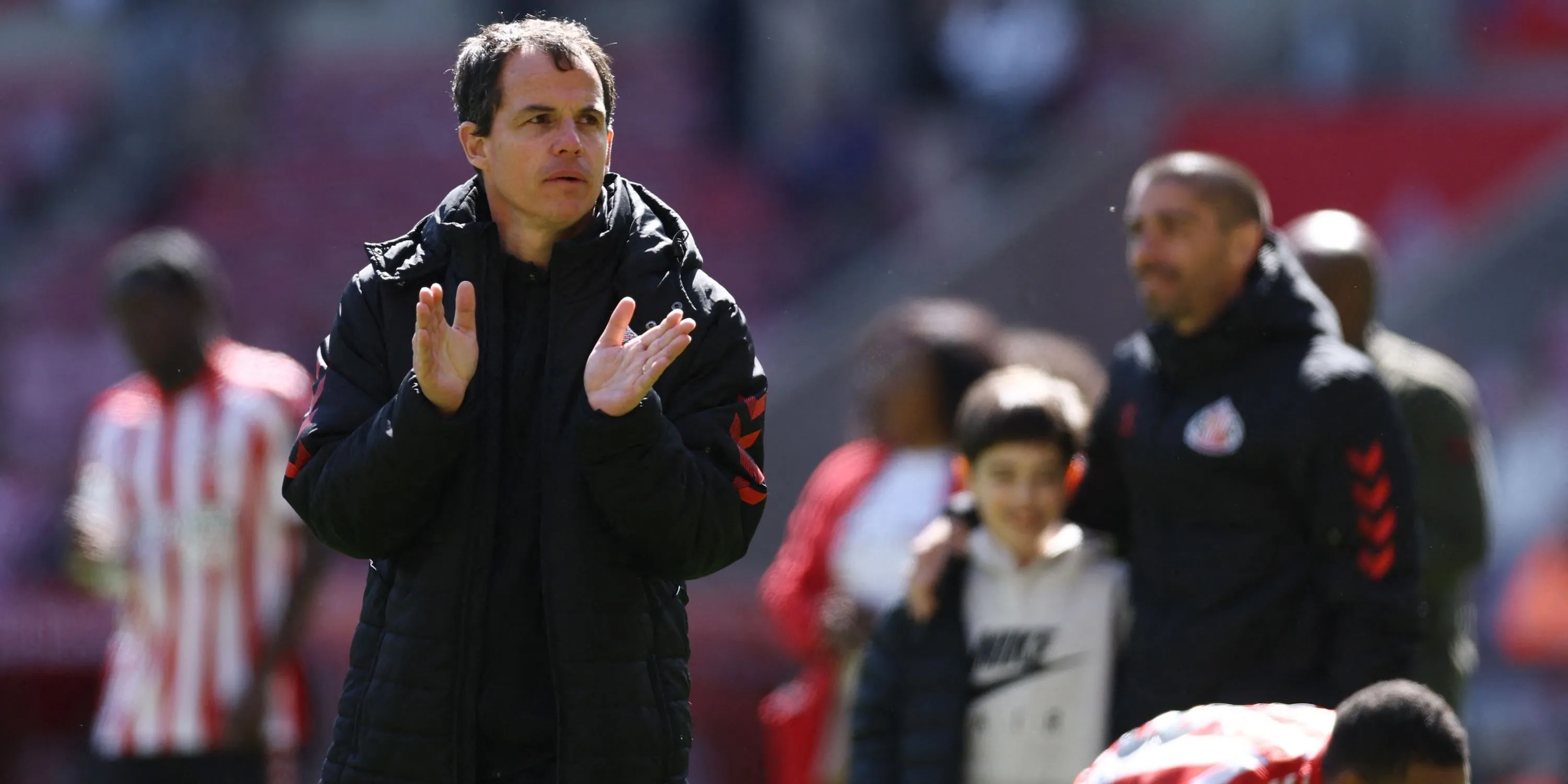 HLV Regis Le Bris vỗ tay cảm ơn cổ động viên Sunderland sau trận đấu