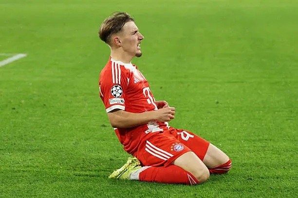 Lennart Karl ăn mừng bàn thắng đầu tiên ở Champions League, khoảnh khắc lịch sử tại Allianz Arena.