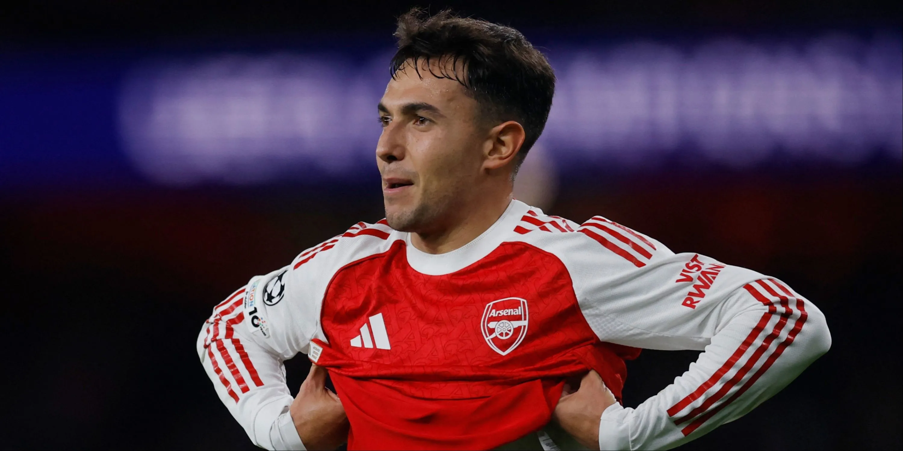 Martin Zubimendi trong màu áo Arsenal, biểu tượng của tuyến giữa đa năng