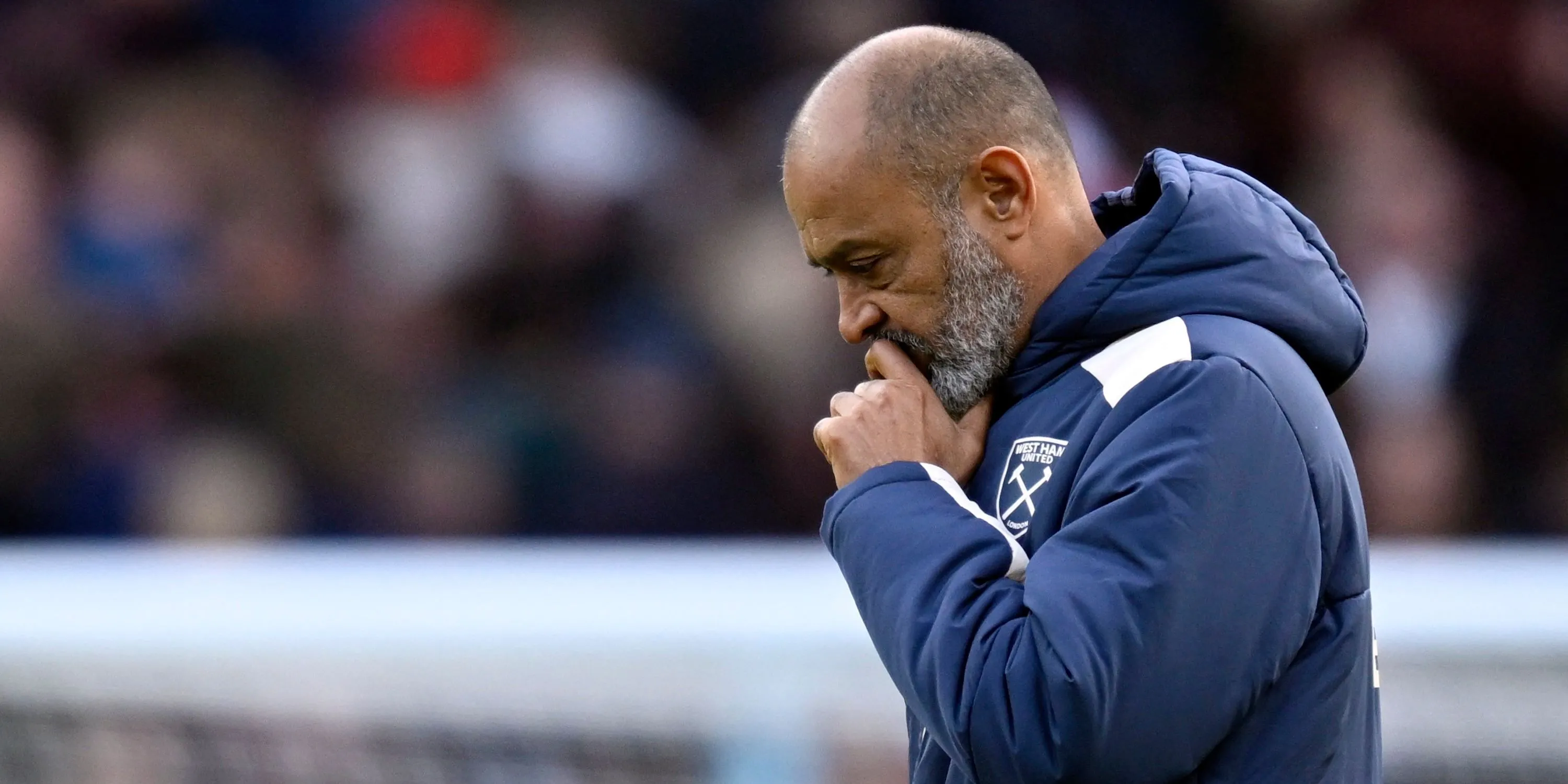 Nuno Espirito Santo đứng suy tư sau trận đấu của West Ham