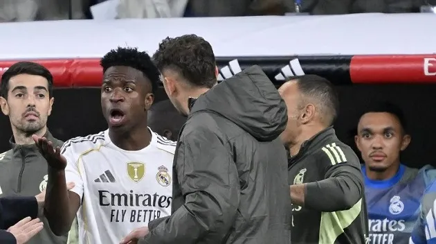 Trent Alexander-Arnold sửng sốt khi chứng kiến cảnh hỗn loạn ở El Clasico trên khán đài Santiago Bernabeu