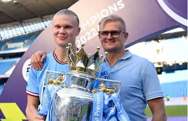 Haaland bên cạnh bố và danh hiệu Ngoại hạng Anh