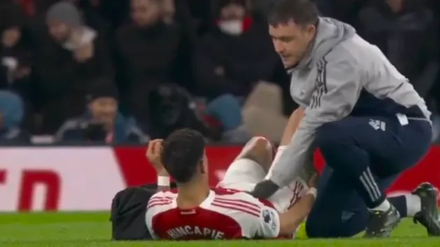 Hincapie dính chấn thương trong trận đấu với Liverpool.