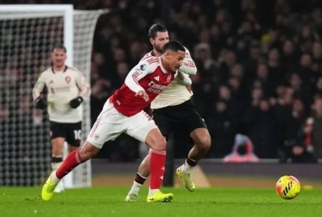 Thế trận diễn ra chặt chẽ giữa 2 đội.